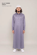 Coupe droite et longueur cheville du qamis qatari satiné gris Khalid
