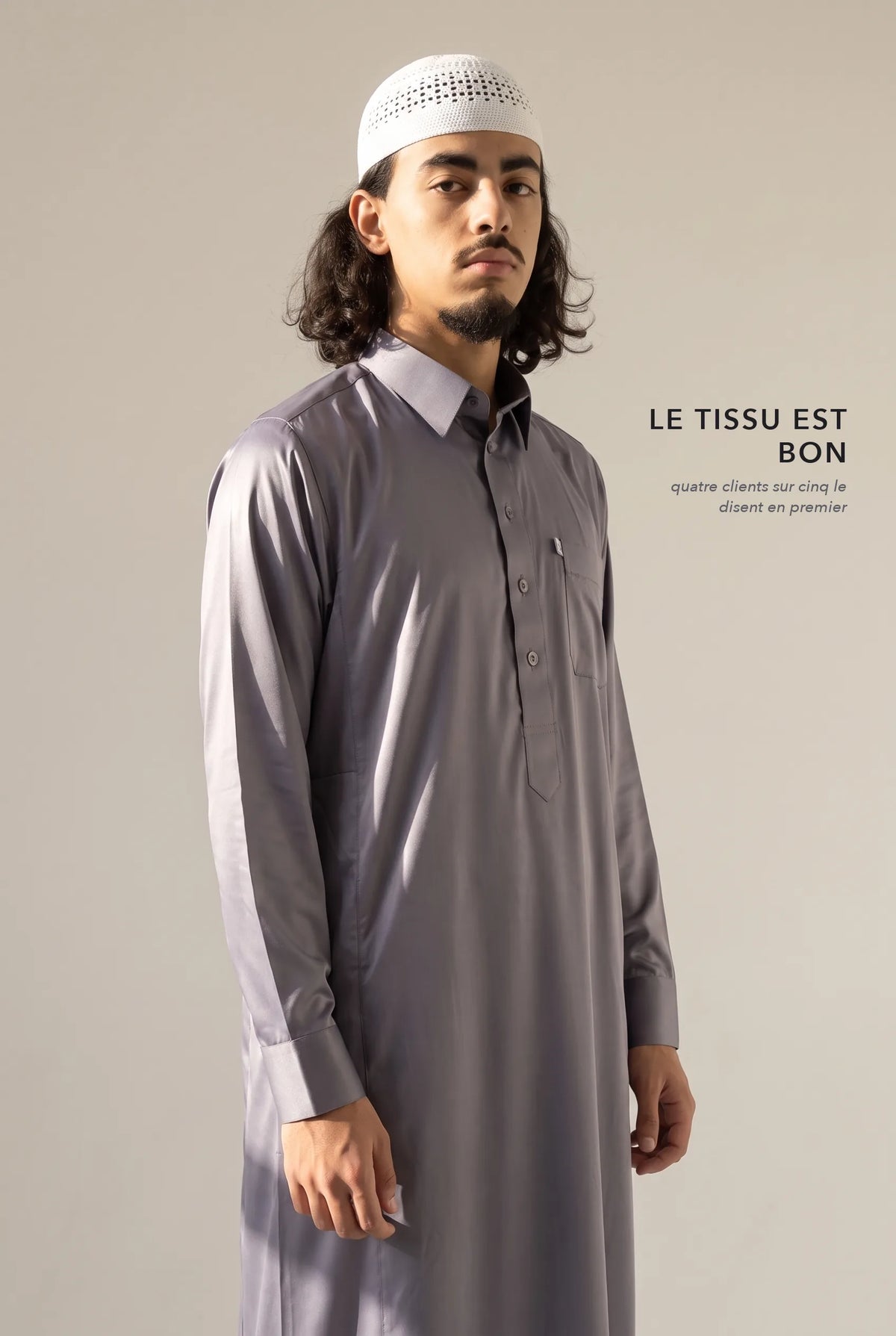 Tissu satiné du qamis qatari gris Khalid en lumière rasante