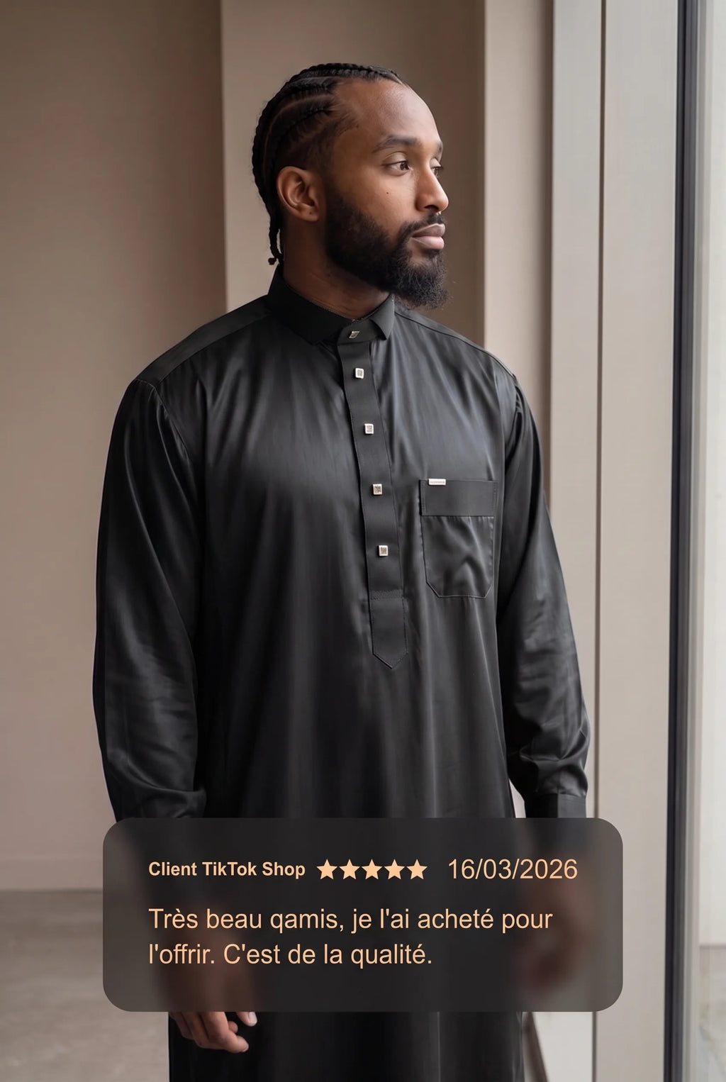 Qamis qatari satiné Adam noir porté en intérieur, et avis client cinq étoiles