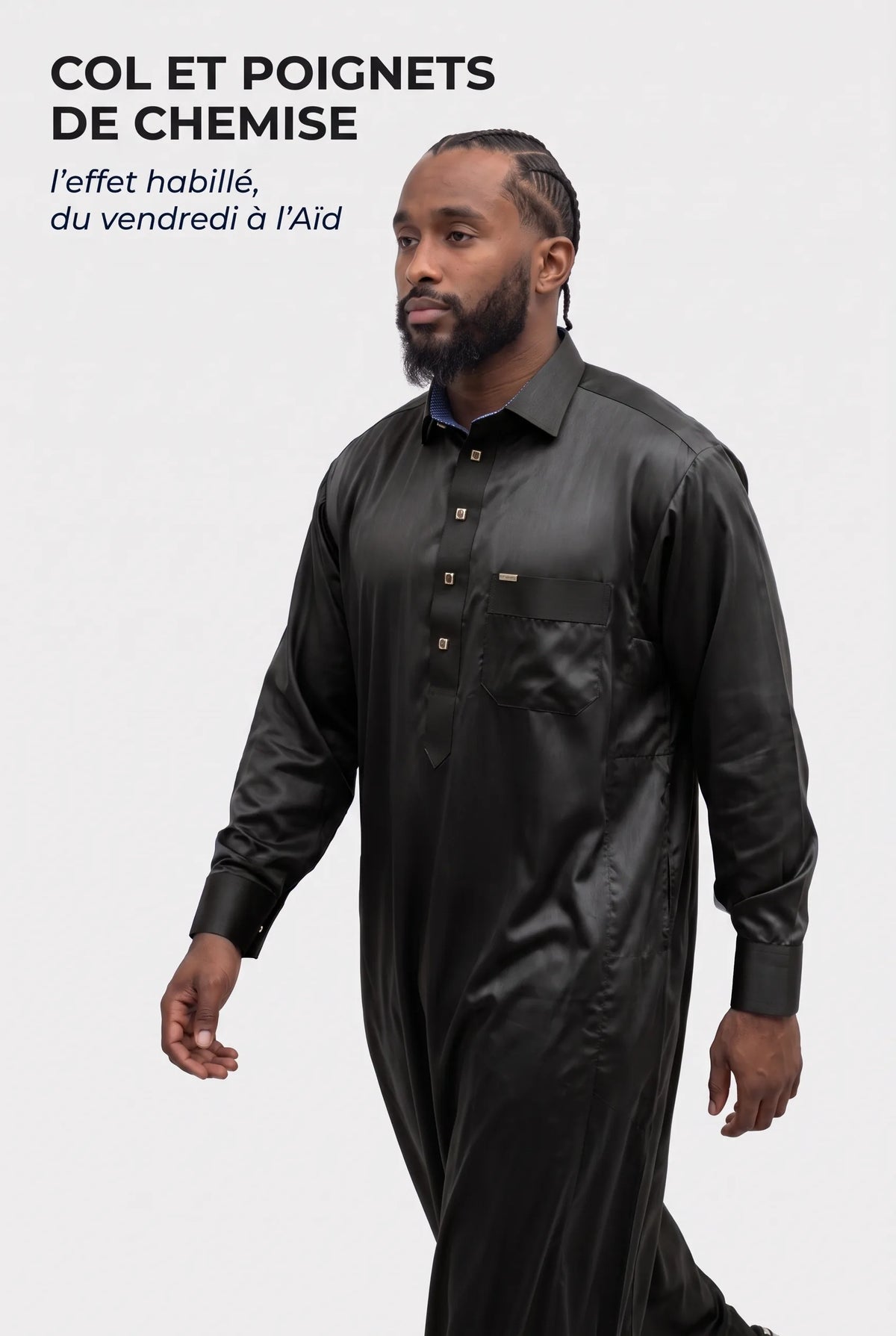 Homme en marche portant le qamis qatari satiné Adam noir, col et poignets de chemise