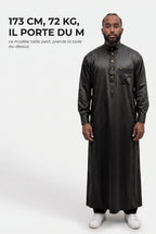 Repère de taille du qamis Adam noir, mannequin de 173 cm et 72 kg en taille M