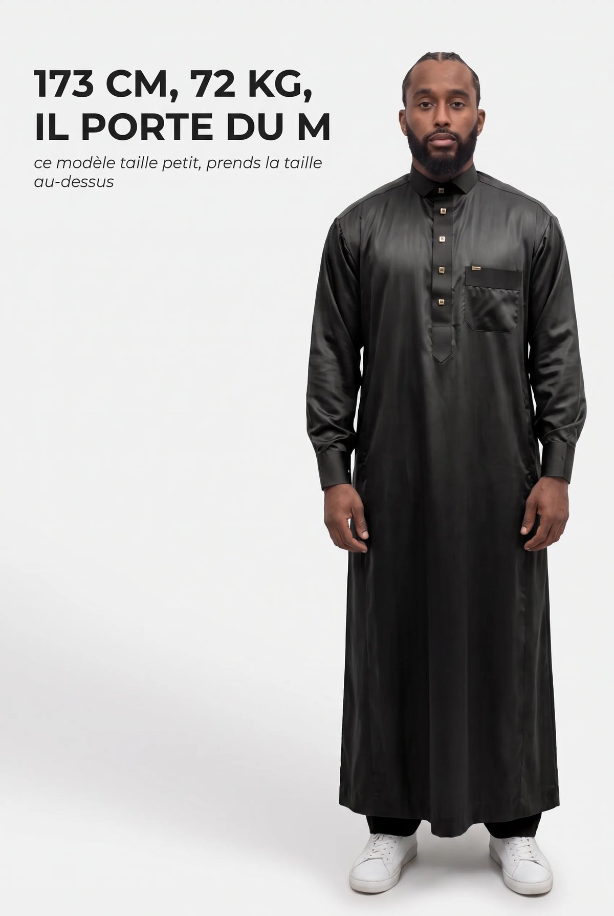 Repère de taille du qamis Adam noir, mannequin de 173 cm et 72 kg en taille M