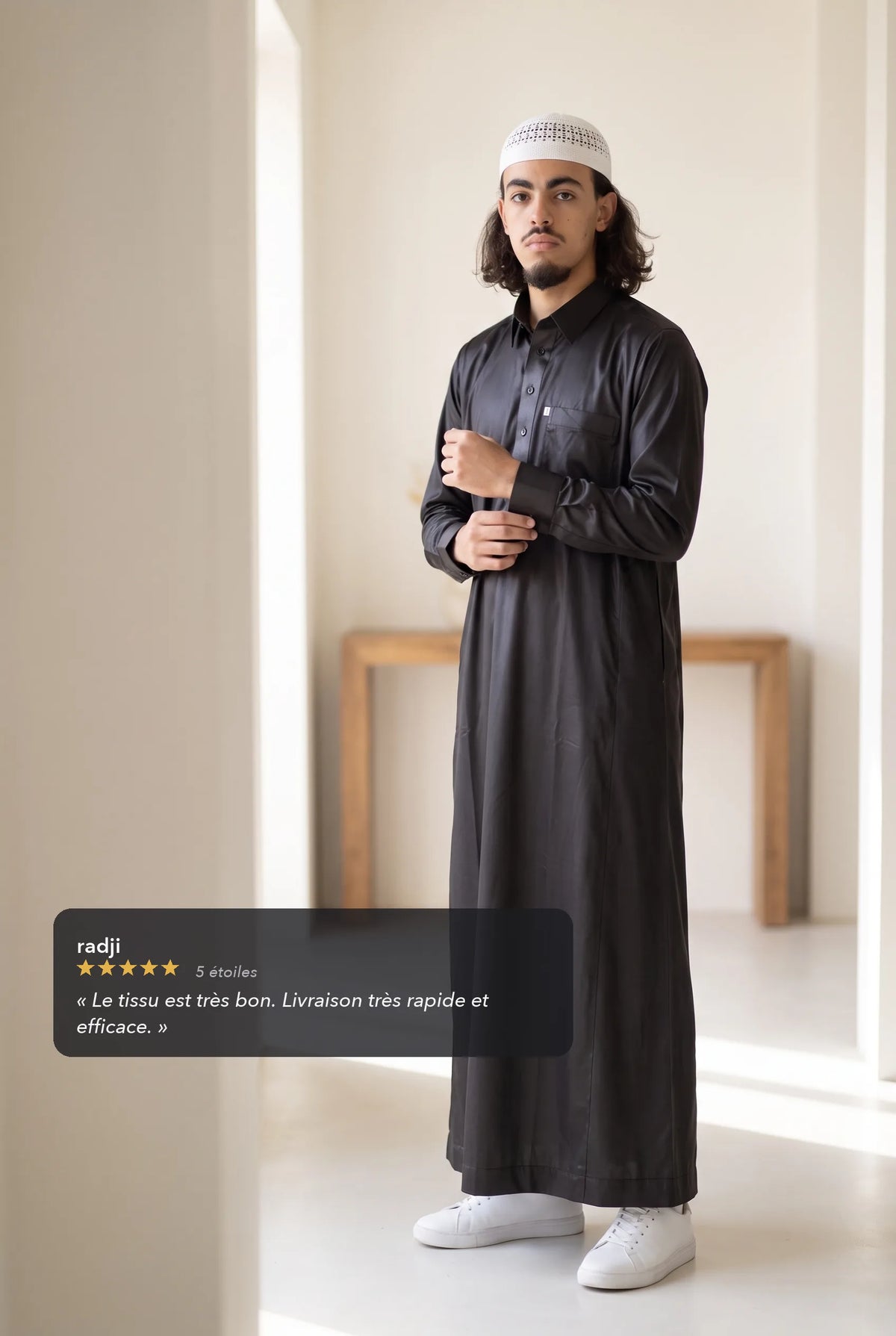 Qamis qatari satiné noir Khalid porté en intérieur, avis client