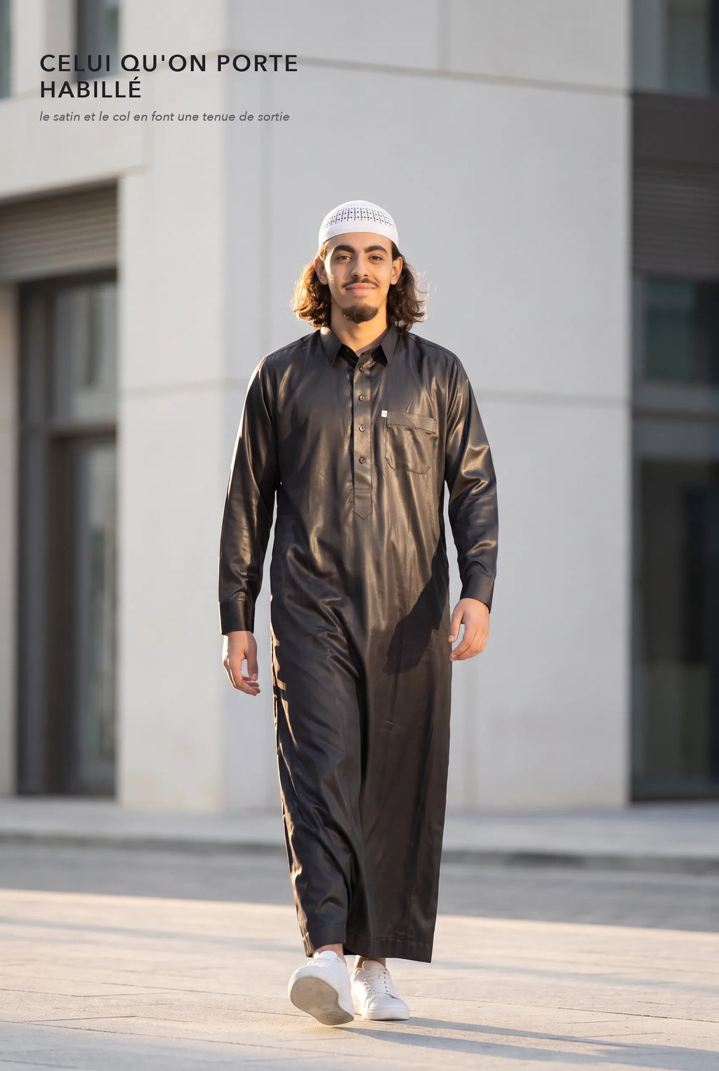 Qamis qatari satiné noir Khalid porté en extérieur, tenue habillée