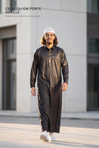 Qamis qatari satiné noir Khalid porté en extérieur, tenue habillée