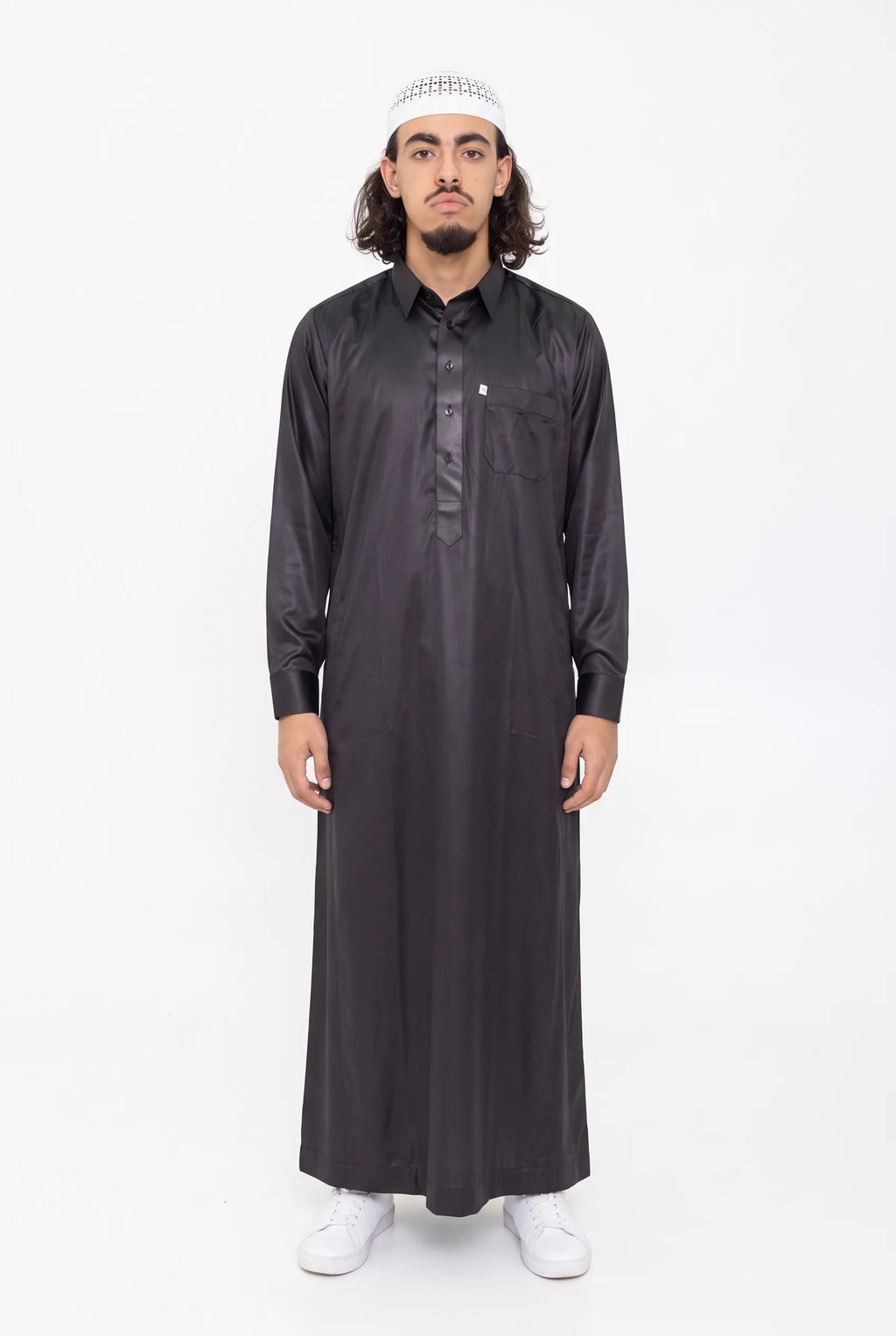 Qamis qatari satiné noir Khalid porté de face, vue en pied sur fond blanc