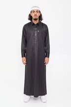 Qamis qatari satiné noir Khalid porté de face, vue en pied sur fond blanc