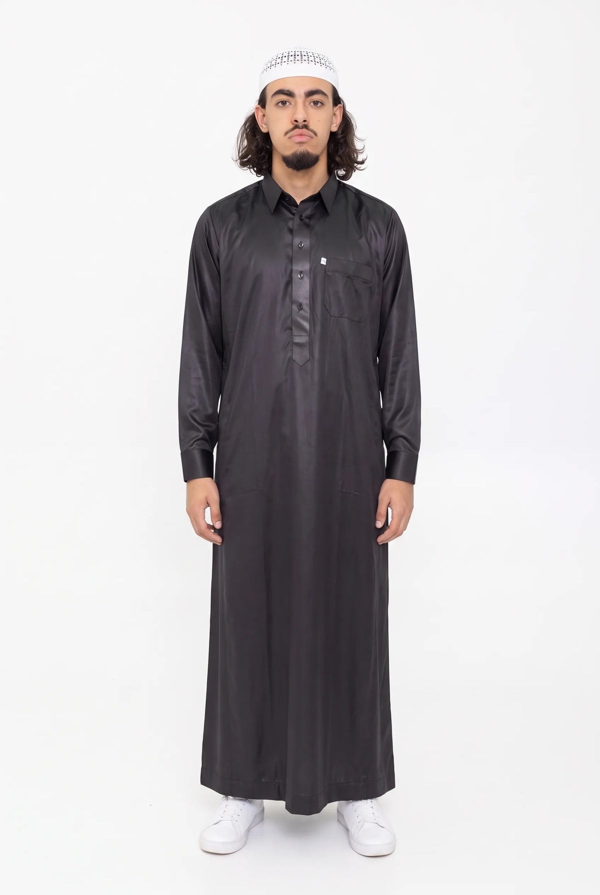 Qamis qatari satiné noir Khalid porté de face, vue en pied sur fond blanc