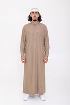 Qamis Qatari taupe Ahmed porté, col chemise et poche poitrine