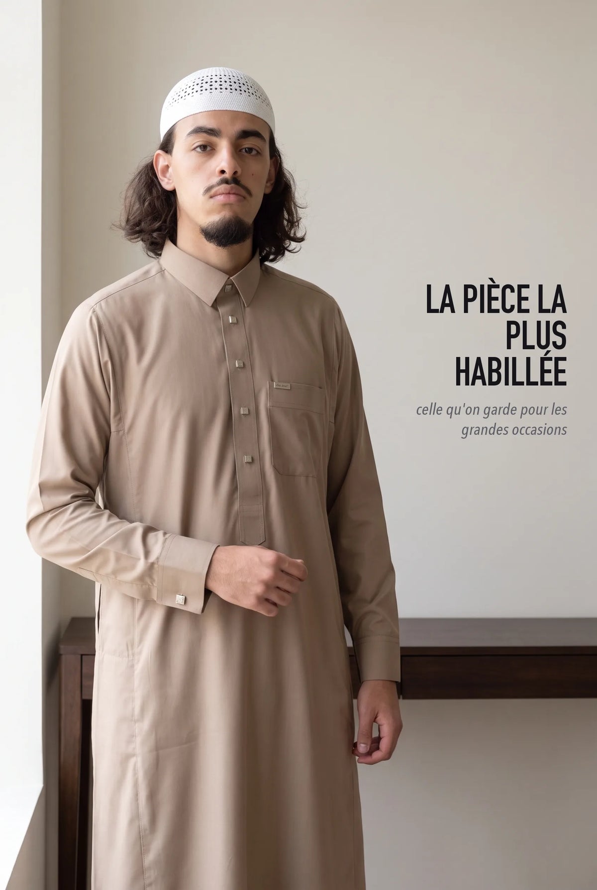 Le qamis Ahmed taupe, la pièce la plus habillée du catalogue