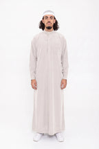 Qamis saoudien Ammar beige pour homme, col officier brodé et pantalon assorti