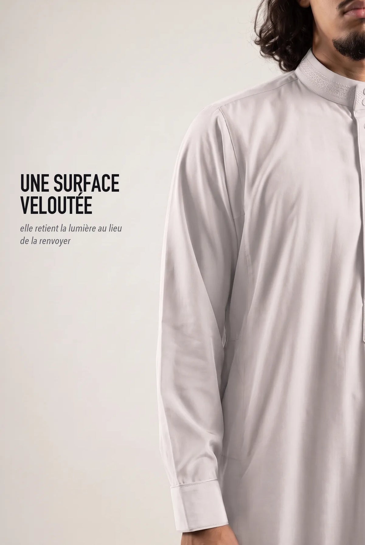 Surface veloutée du qamis Ammar beige, le tissu retient la lumière