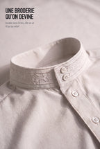 Broderie ton sur ton du col officier du qamis Ammar beige