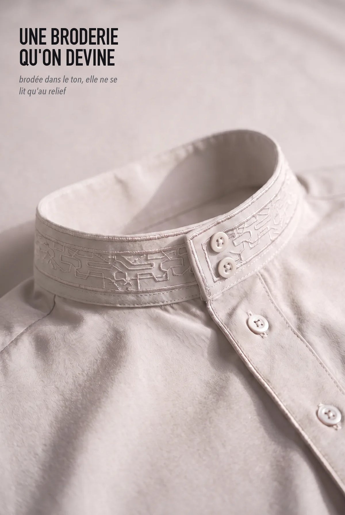 Broderie ton sur ton du col officier du qamis Ammar beige
