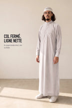 Qamis saoudien Ammar beige porté, coupe droite et col fermé
