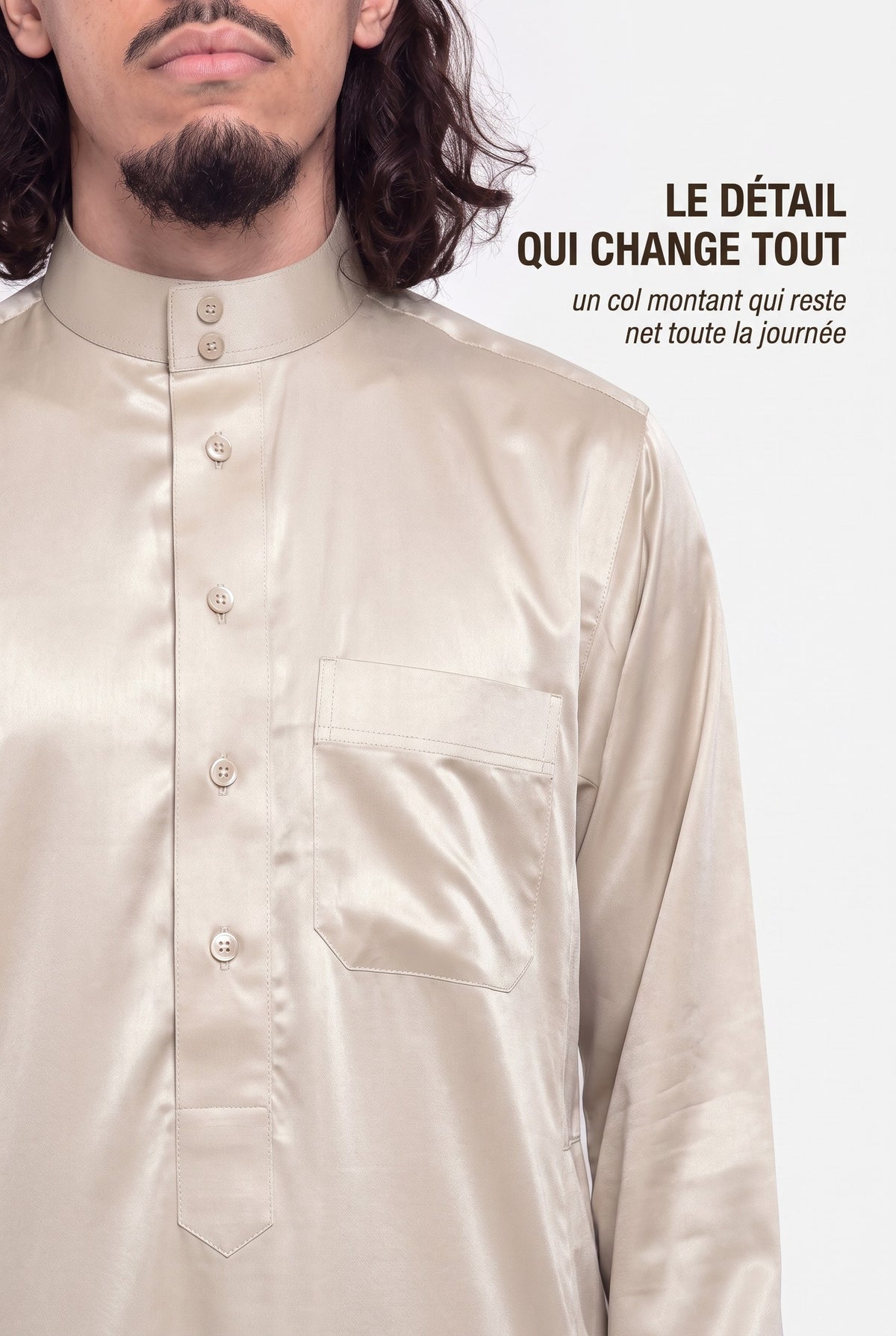 Détail du col mao montant du qamis saoudien satiné Omar beige et de sa patte de boutonnage