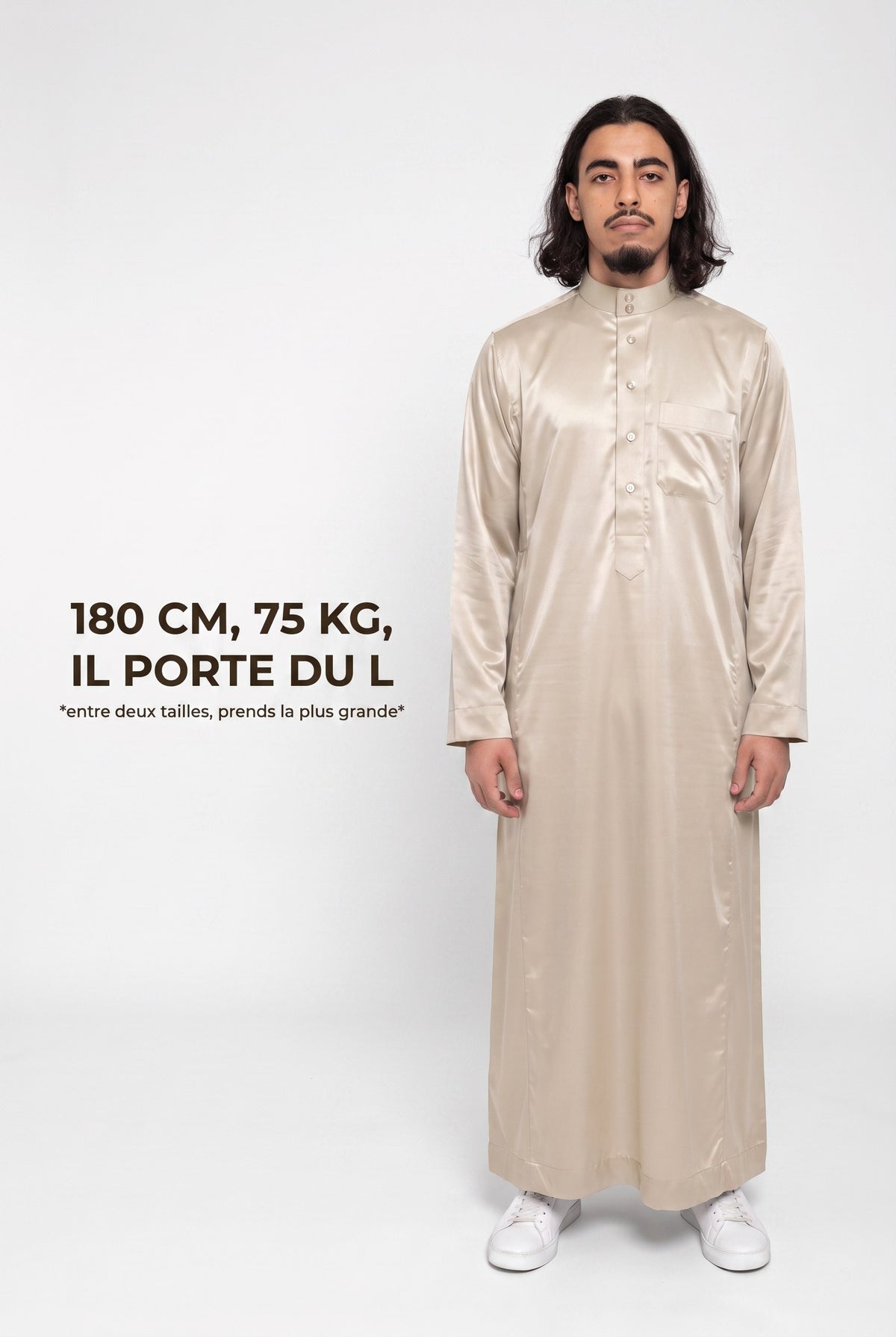 Repère de taille du qamis Omar beige, mannequin de 180 cm et 75 kg en taille L