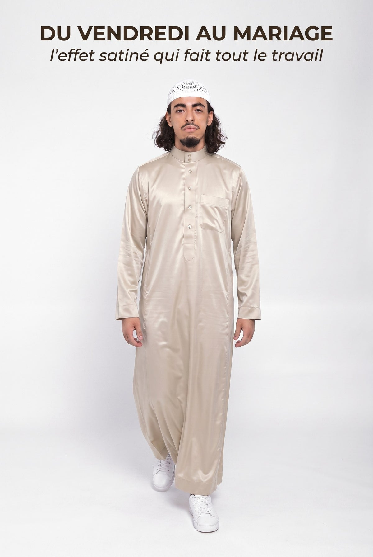 Homme en marche portant le qamis saoudien satiné Omar beige, du vendredi au mariage