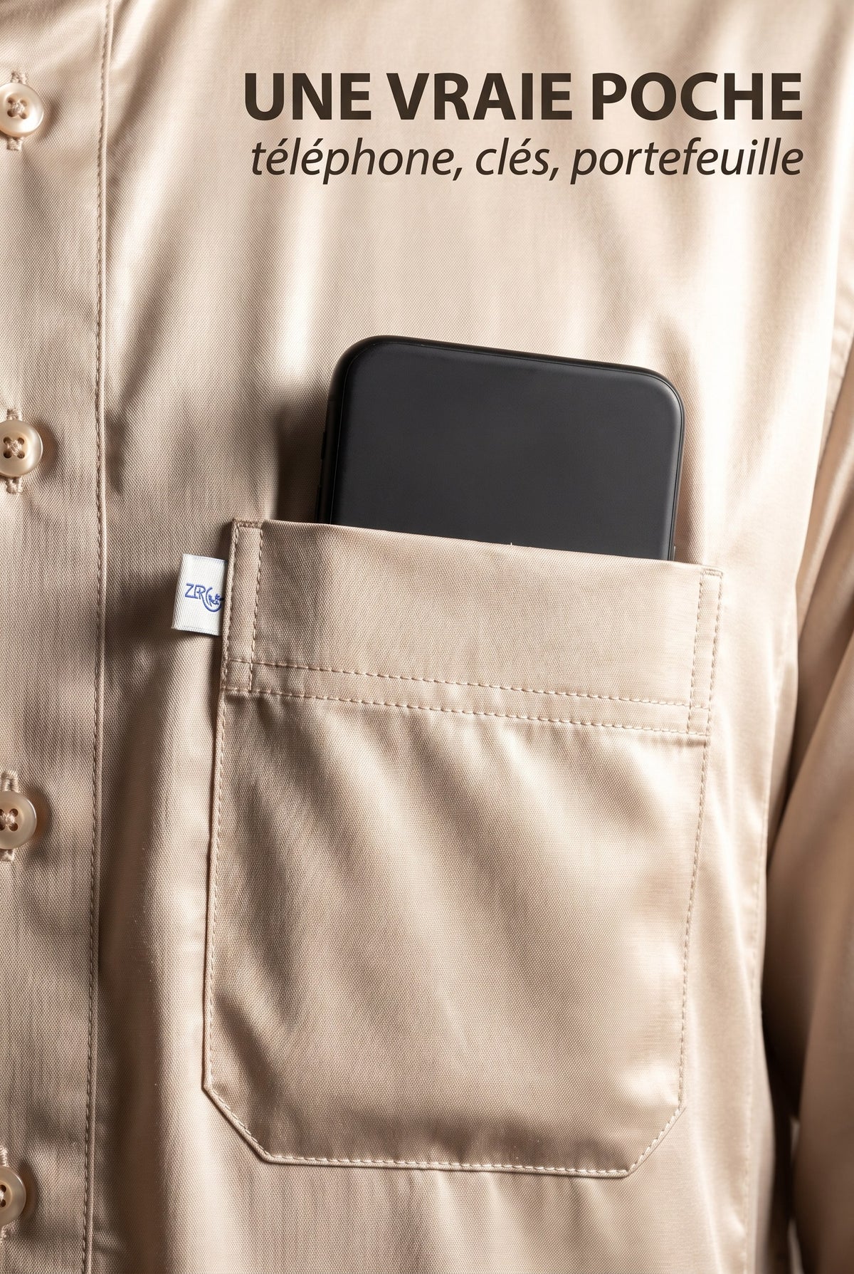 Poche poitrine plaquée du qamis Omar beige avec un téléphone glissé dedans