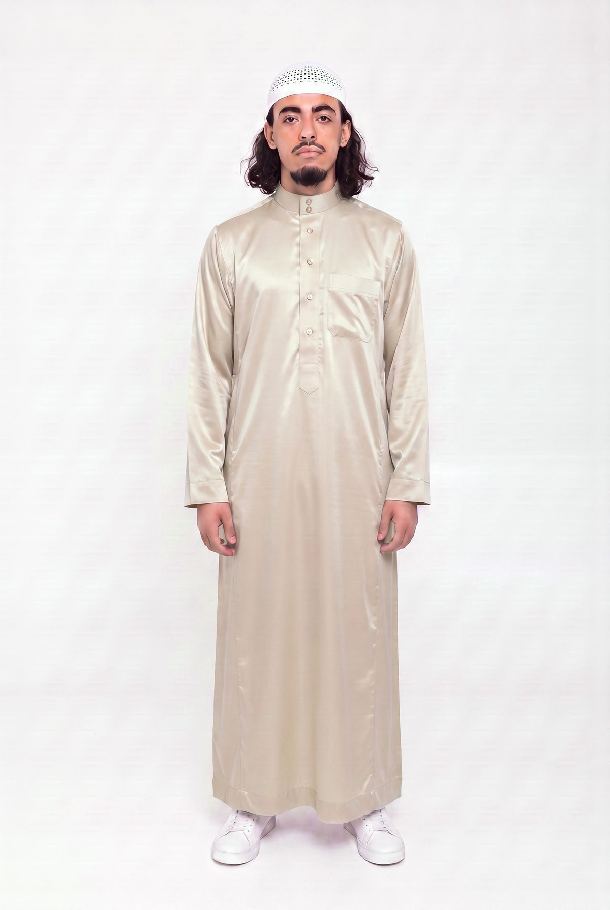 Qamis saoudien satiné Omar beige porté, col mao et poche poitrine, sur fond blanc