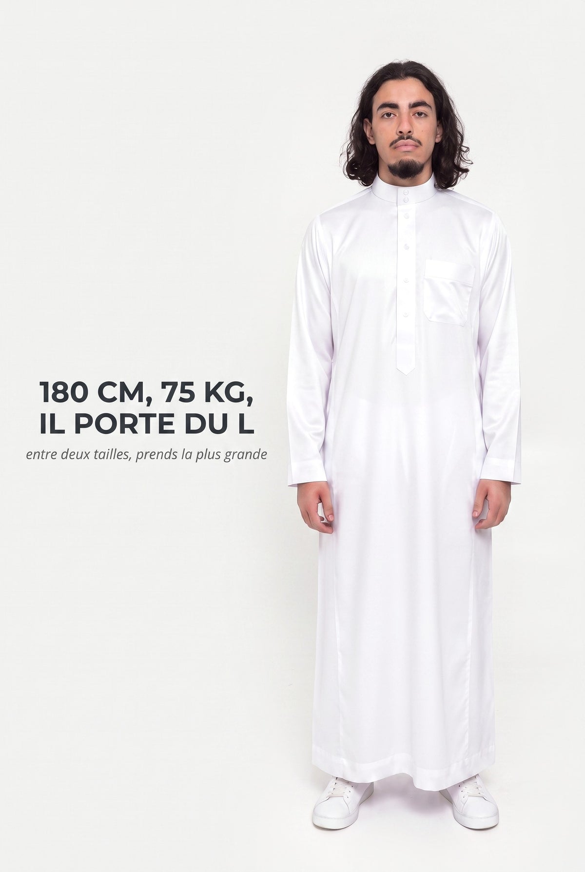 Repère de taille du qamis Omar blanc, mannequin de 180 cm et 75 kg en taille L