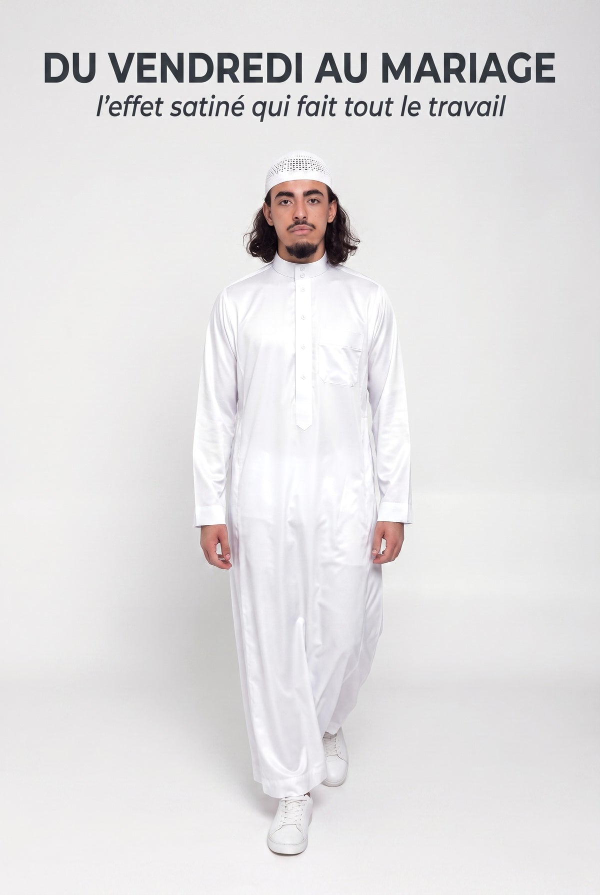 Homme en marche portant le qamis saoudien satiné Omar blanc, du vendredi au mariage