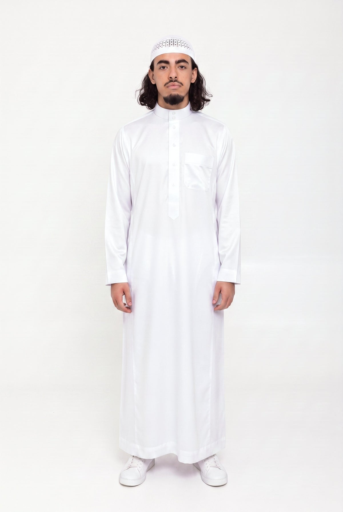 Qamis saoudien satiné Omar blanc porté, col mao et poche poitrine, sur fond blanc
