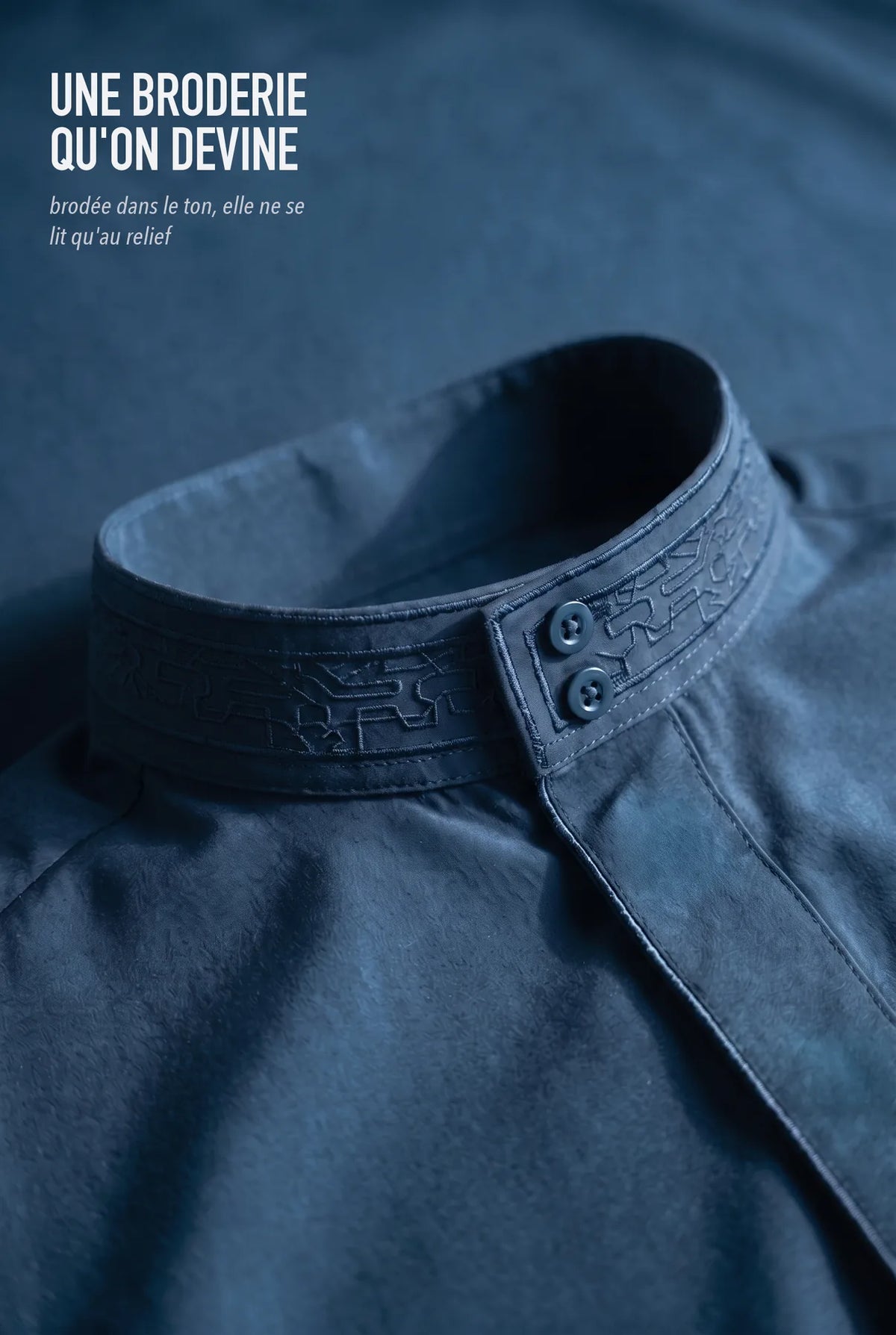 Broderie ton sur ton du col officier du qamis Ammar bleu