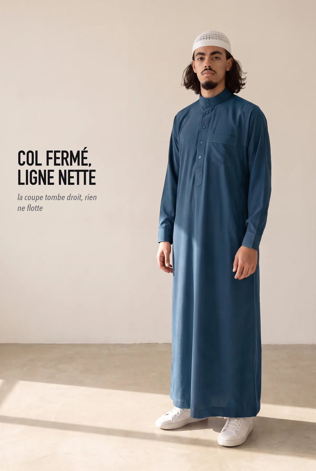 Qamis saoudien Ammar bleu porté, coupe droite et col fermé