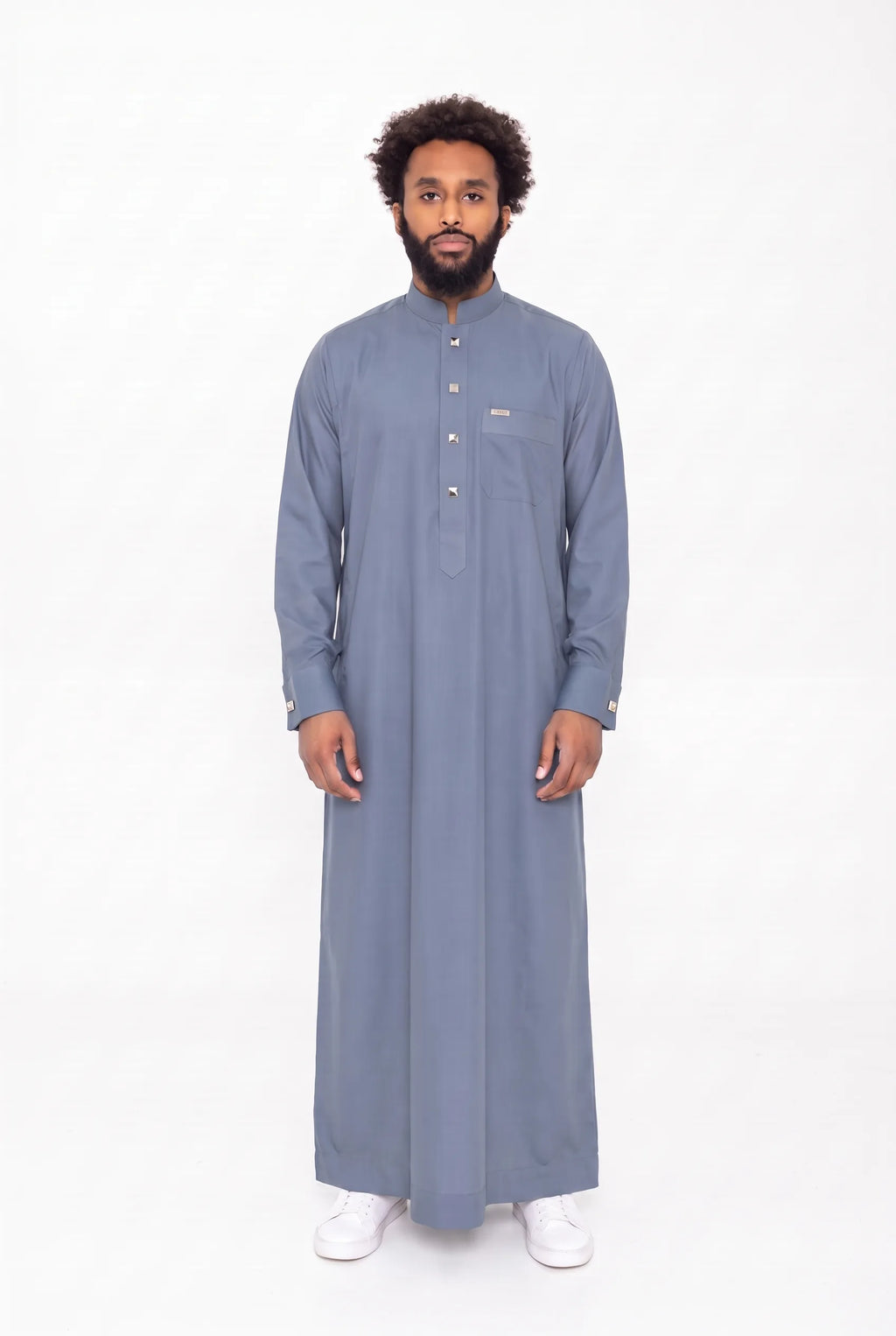 Qamis saoudien bleu marine Saleh porté, col mao ouvert et manchettes fermées