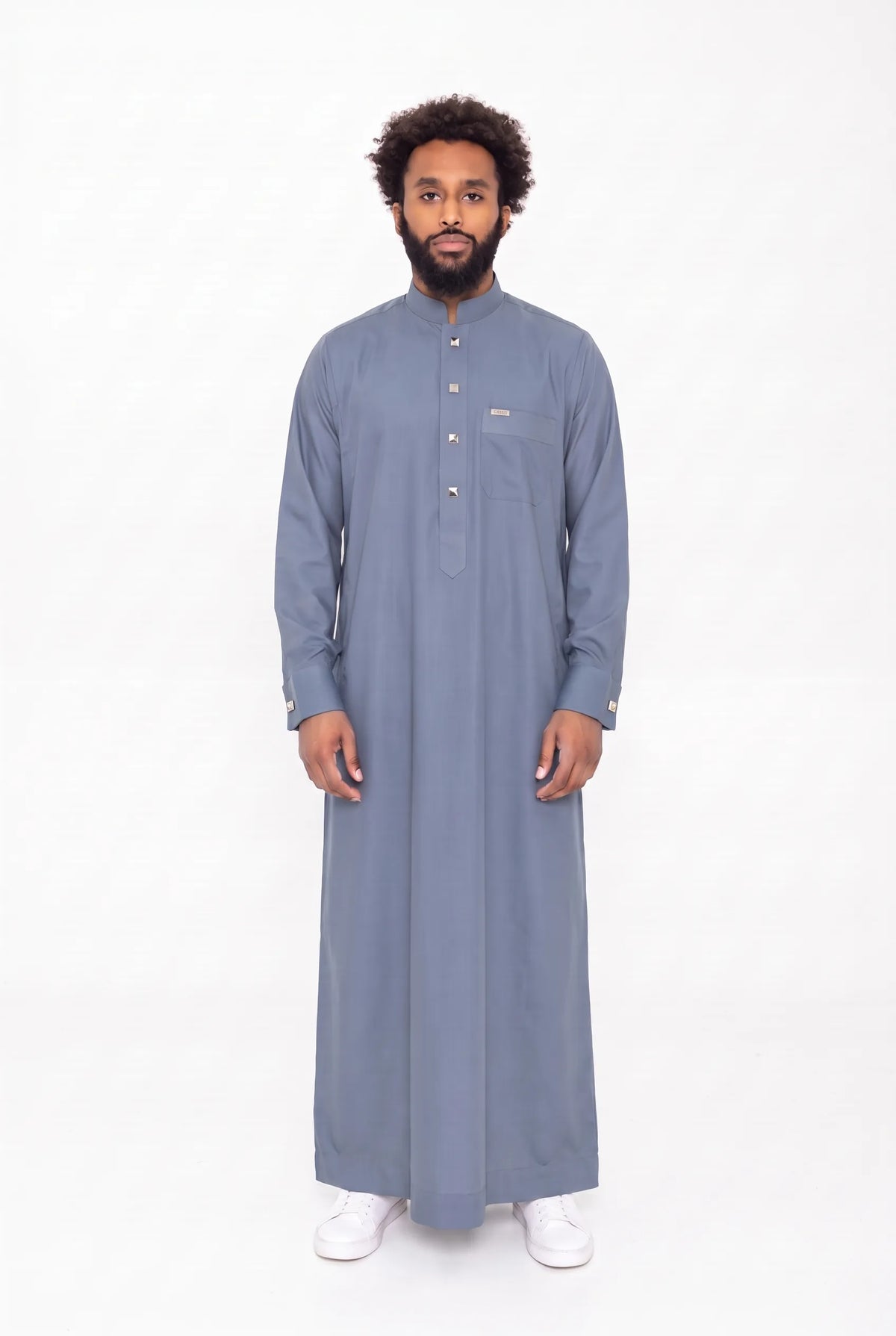 Qamis saoudien bleu marine Saleh porté, col mao ouvert et manchettes fermées