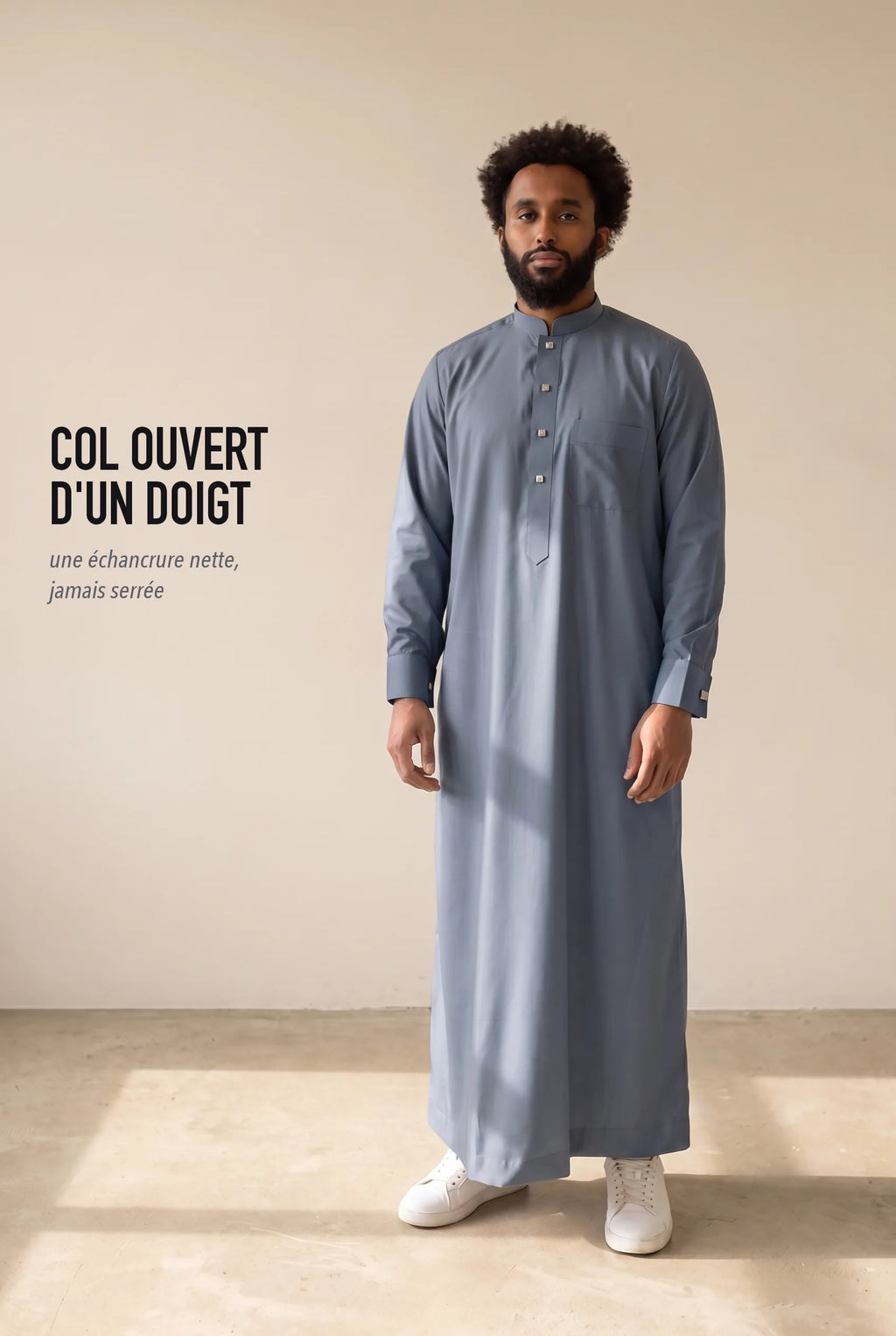Coupe droite et col mao ouvert du qamis Saleh bleu marine