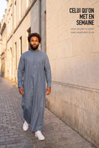 Le qamis Saleh bleu marine porté en semaine, dans la rue