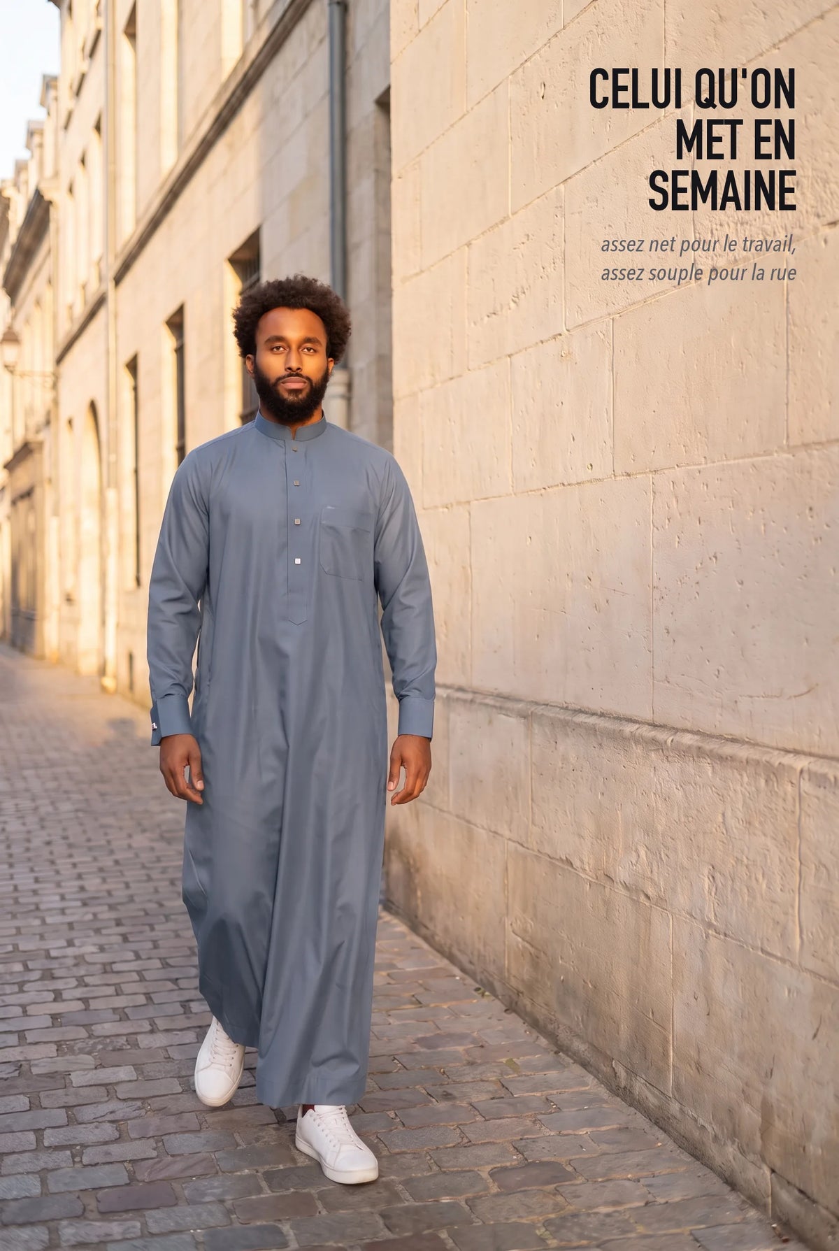 Le qamis Saleh bleu marine porté en semaine, dans la rue