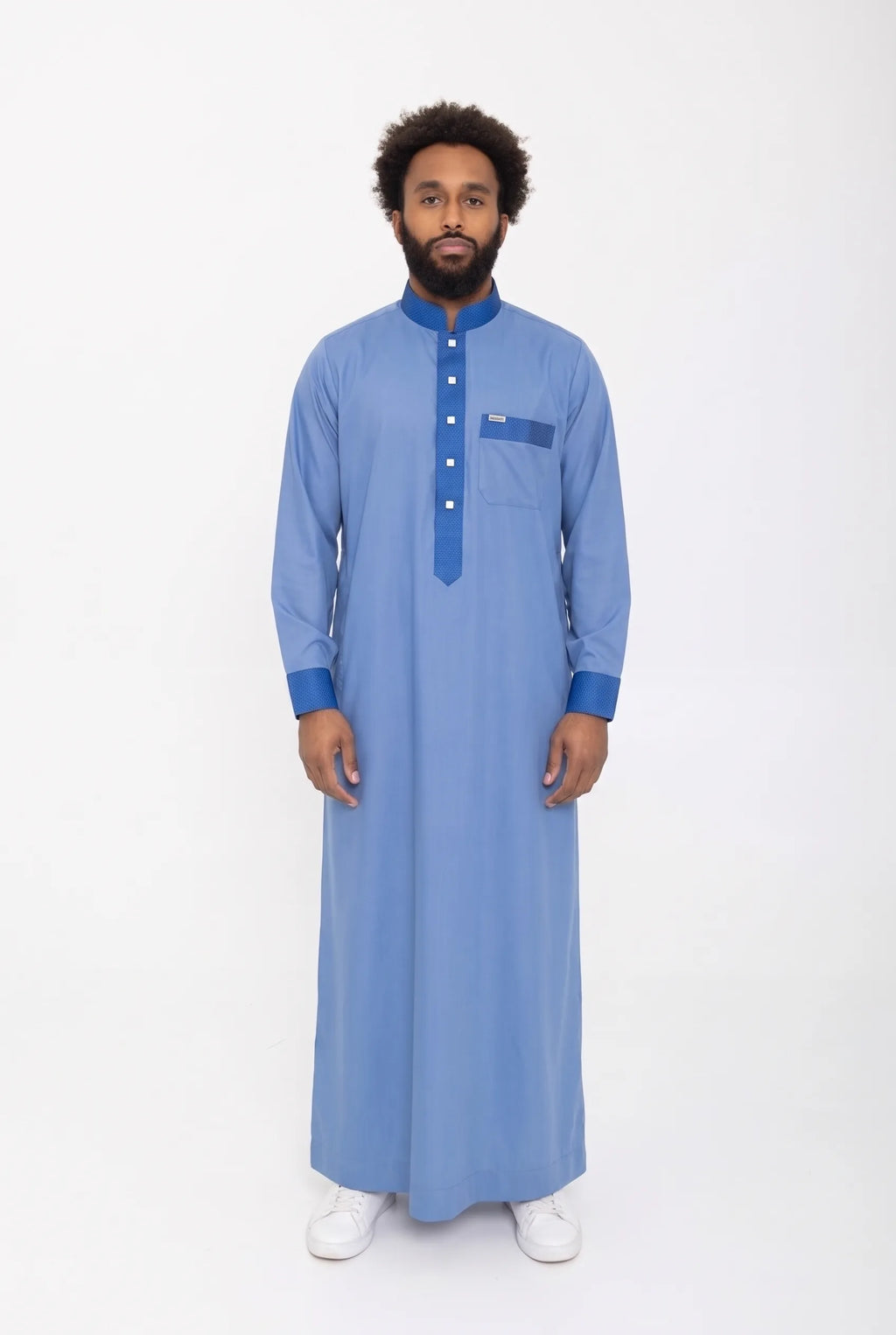 Qamis saoudien bleu Saleh porté, col mao ouvert et patte contrastée