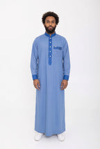 Qamis saoudien bleu Saleh porté, col mao ouvert et patte contrastée