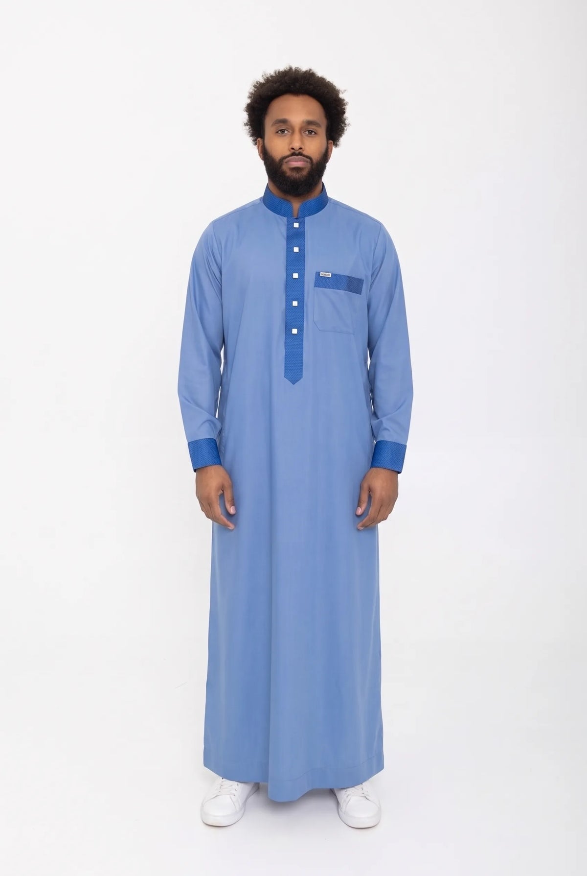 Qamis saoudien bleu Saleh porté, col mao ouvert et patte contrastée
