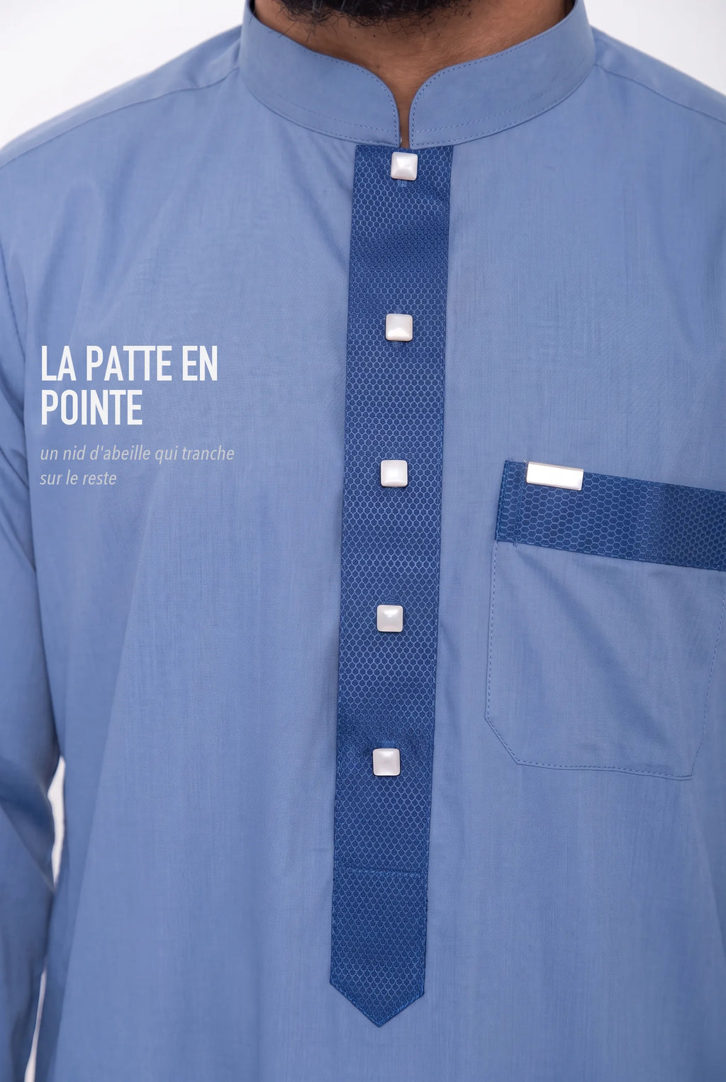 Patte de boutonnage en pointe, bleu roi contrasté, du qamis Saleh bleu
