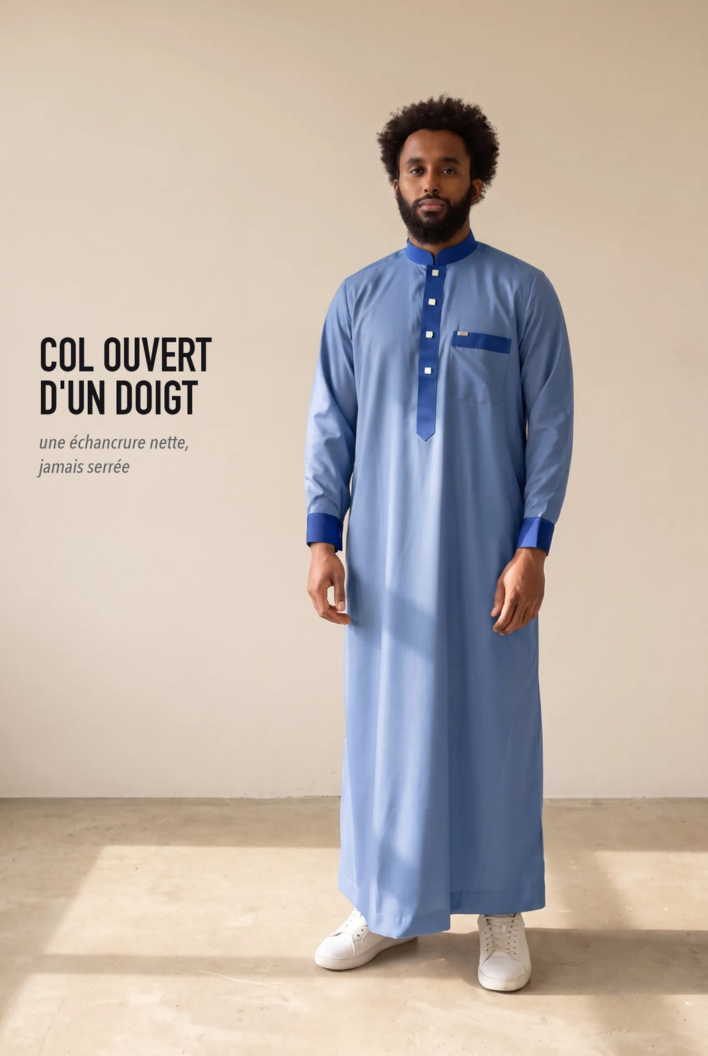 Coupe droite et col mao ouvert du qamis Saleh bleu