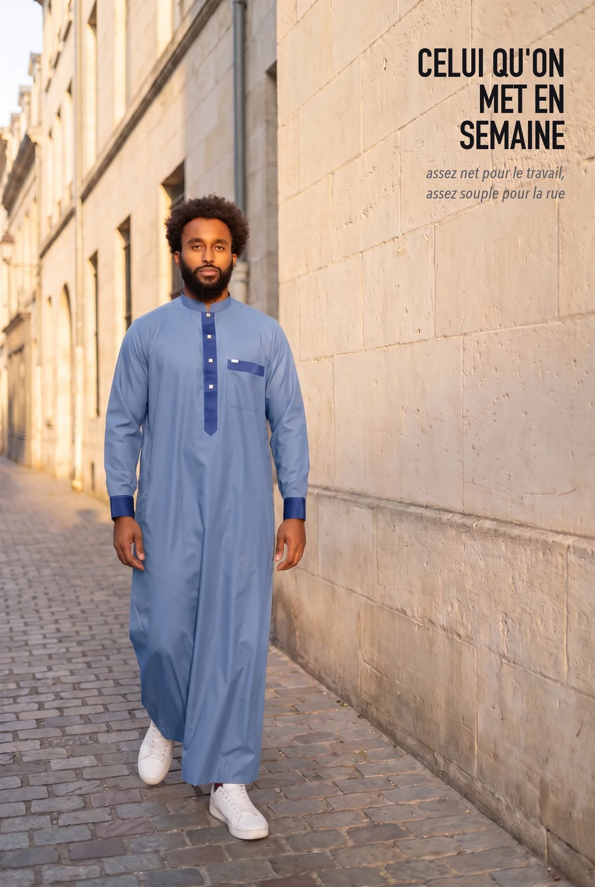 Le qamis Saleh bleu porté en semaine, dans la rue