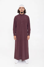 Qamis saoudien Ammar bordeaux pour homme, col officier brodé et pantalon assorti