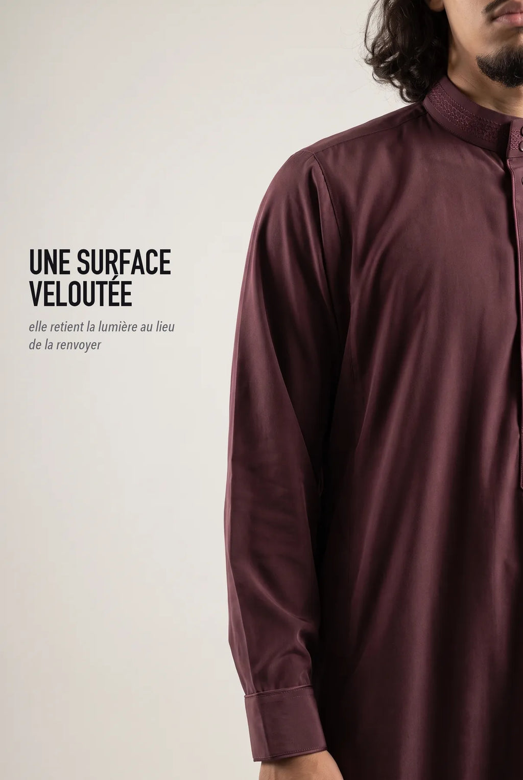 Surface veloutée du qamis Ammar bordeaux, le tissu retient la lumière