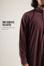 Surface veloutée du qamis Ammar bordeaux, le tissu retient la lumière