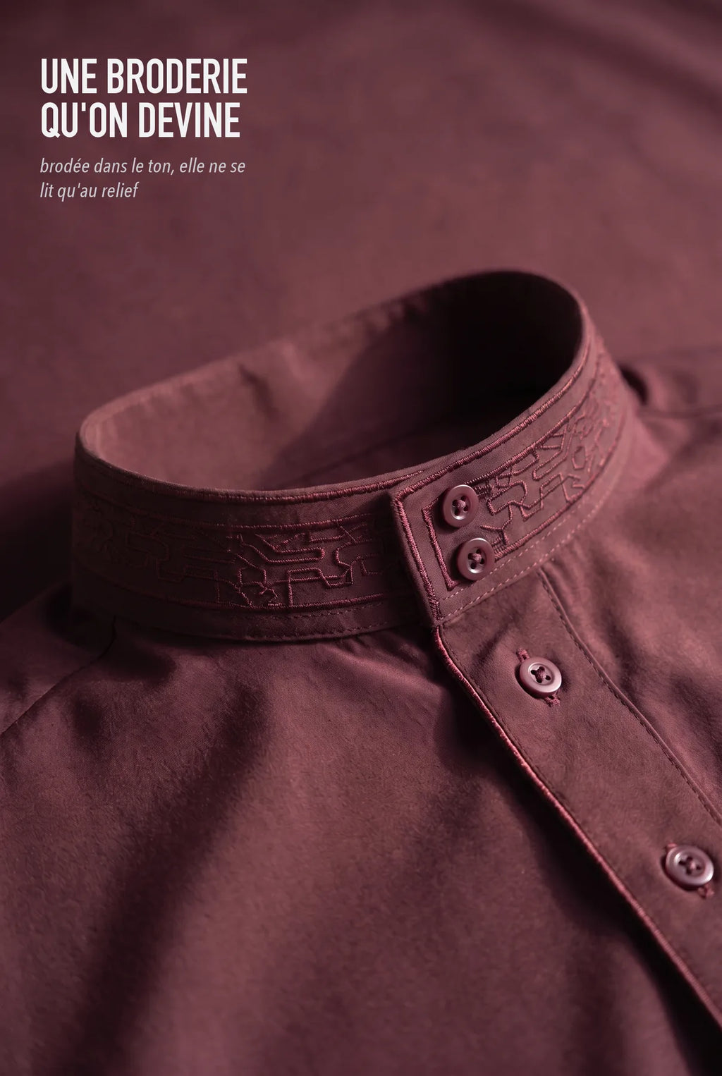 Broderie ton sur ton du col officier du qamis Ammar bordeaux