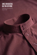 Broderie ton sur ton du col officier du qamis Ammar bordeaux