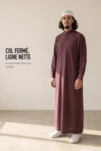 Qamis saoudien Ammar bordeaux porté, coupe droite et col fermé