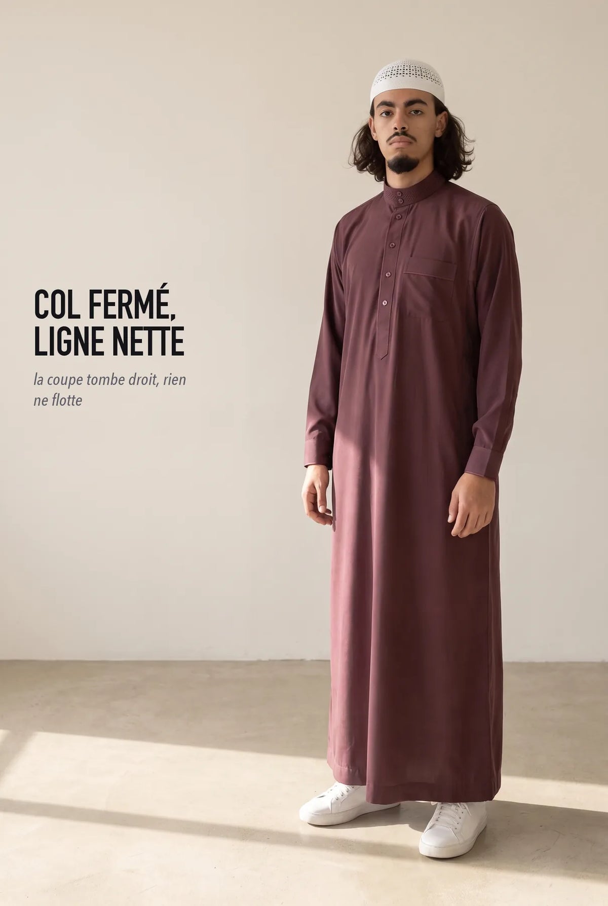 Qamis saoudien Ammar bordeaux porté, coupe droite et col fermé