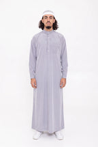 Qamis saoudien Ammar gris pour homme, col officier brodé et pantalon assorti