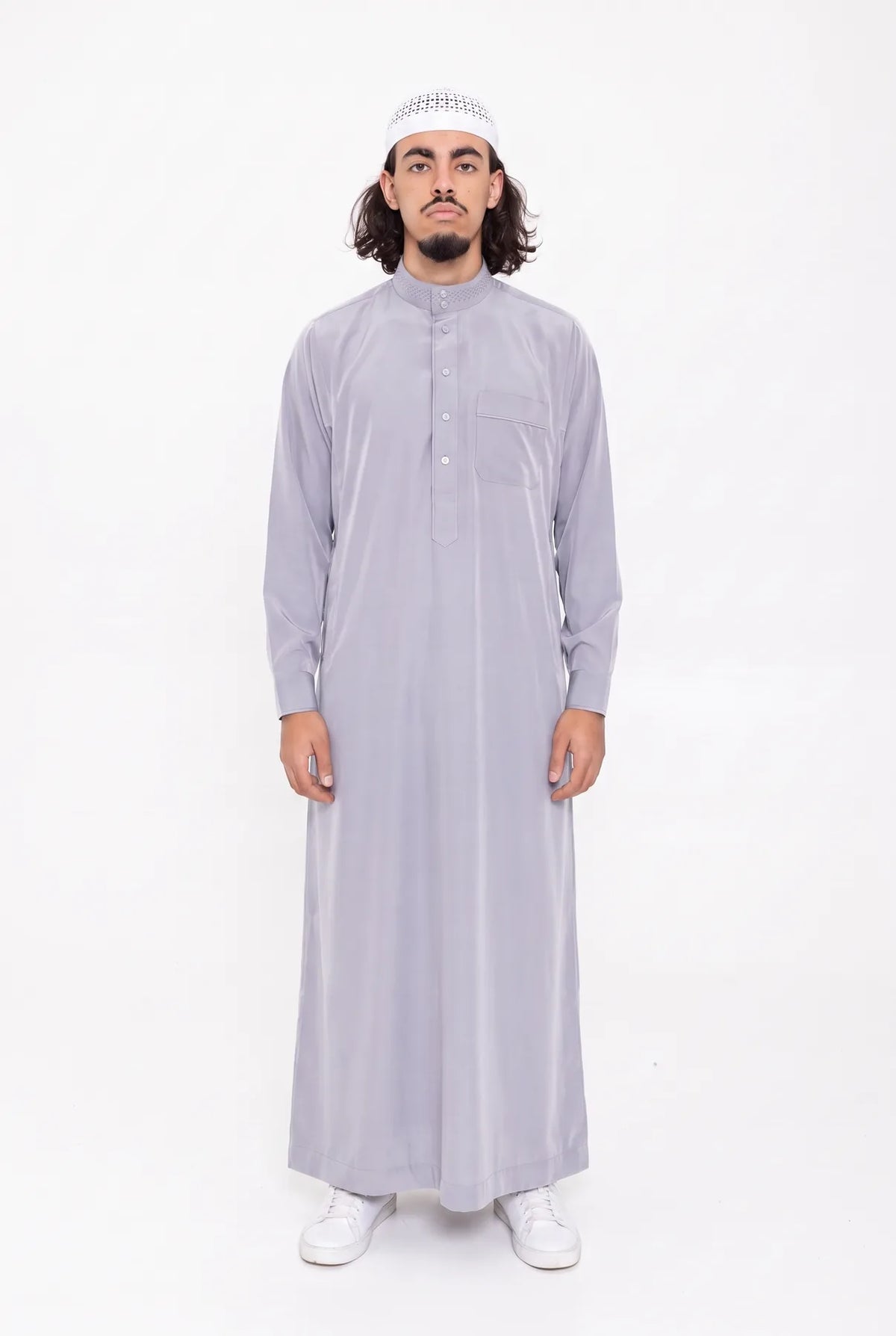 Qamis saoudien Ammar gris pour homme, col officier brodé et pantalon assorti