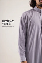 Surface veloutée du qamis Ammar gris, le tissu retient la lumière